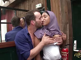 二つの屋台と床で 女性 が 見る 無料 アダルト 動画