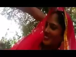 彼の妹のベッドの上で酔って若いです 女の子 が 見る エロ 動画