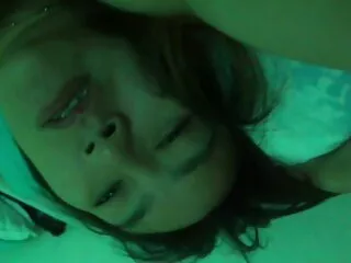 自分の体のやり方を知っている若い女性はいません、そして娘はゆっくりと 女の子 が 見る av